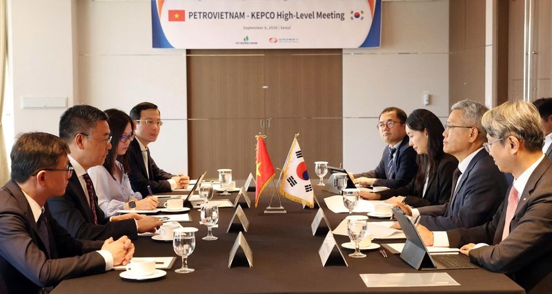 한국전력공사 대표단(오른쪽)이 지난 8일 서울에서 베트남 국영 산업·에너지그룹 대표단과 원전 분야 협력 방안에 대해 논의하고 있다. 베트남 정부 제공