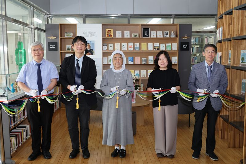 지난 8일 오전 교내 중앙도서관 3층 북카페에서 이해인 수녀의 기증자료로 조성된 해인서가 오픈식을 개최되고 있다. 부산대 제공