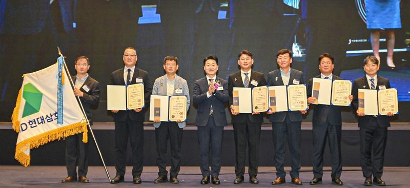지난 8일 전주 더메이호텔 그랜드볼룸에서 열린 '2026 대한민국 전기안전대상' 시상식에서 HD현대삼호 안전·공무 담당 임원 이승훈 상무(왼쪽에서 두 번째)를 비롯한 수상자가 기념촬영을 하고 있다. HD현대삼호 제공