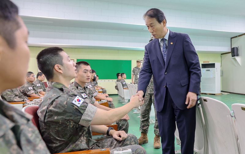 권오을 국가보훈부 장관이 지난달 9일 오전 경기도 이천시 제55사단 제171보병여단을 방문, 국군 장병을 격려하고 있다. 국가보훈부 제공