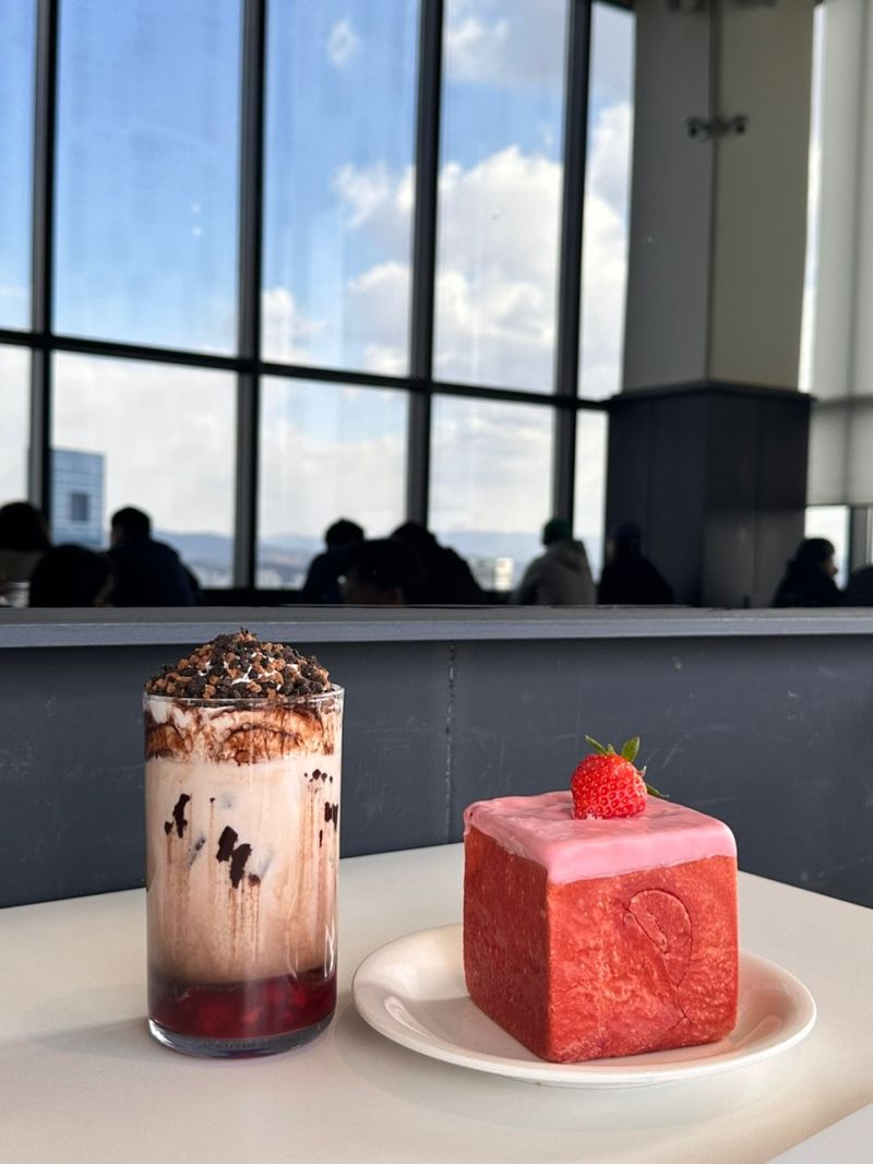 '뷰맛집'으로 유명한 카페 플레저의 디저트