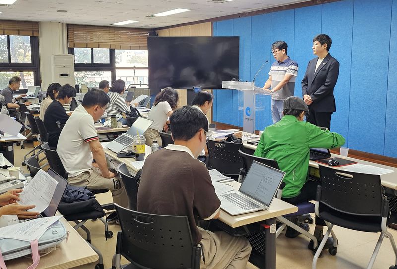 조성민 인천시의원과 오세영 대표는 9일 인천시청 기자회견장에서 기자들에게 인천시 자동차 등록번호판 발급 대행자 선정 공모 과정에서 발생한 논란을 설명하고 있다. 사진=한갑수 기자.