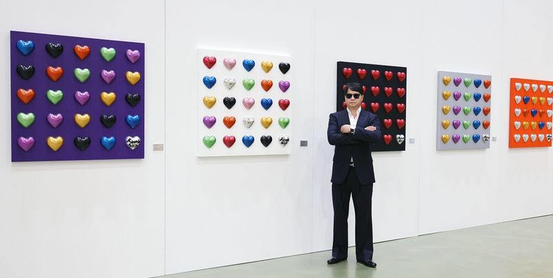 작가 곽신(한미반도체 곽동신 부회장)이 자신의 작품 앞에서 기념 촬영을 하고 있다. 한미반도체 제공