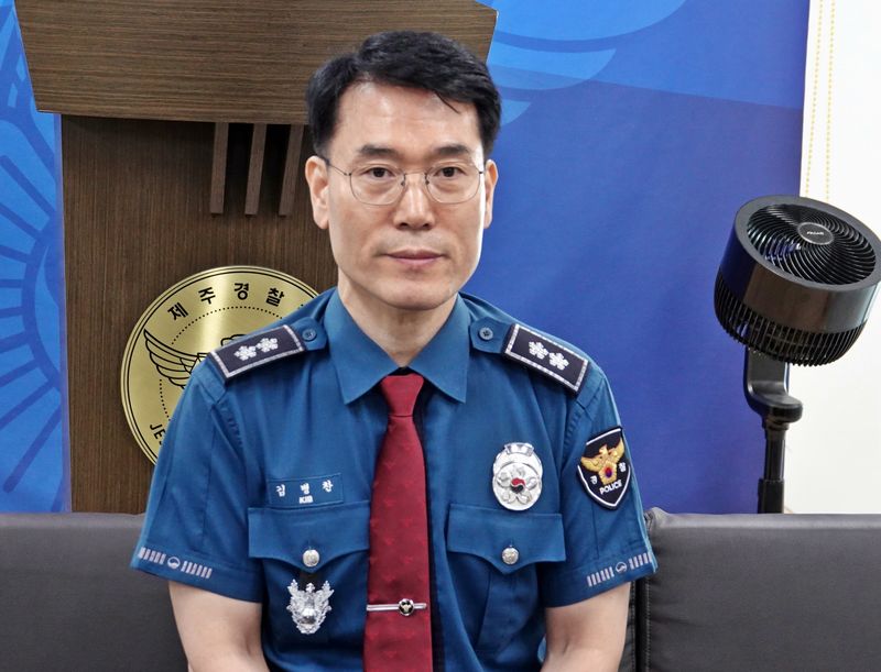 김병찬 제주경찰청장이 9일 제주경찰청 기자실에서 취임 기자간담회를 열고 실종신고 허위종결 사건과 실종수사 대응체계 개편 방안을 설명하고 있다. 김 청장은 이날 담당 경찰관 개인의 문제와 함께 실종사건 처리 시스템에도 문제가 있었다고 진단했다. 사진=뉴시스