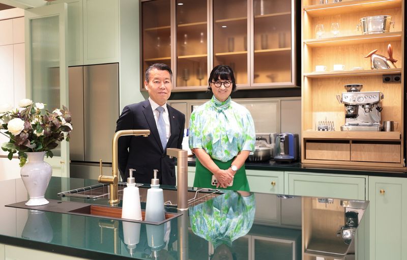 노진서 LX하우시스 사장(왼쪽)과 노희영 히노컨설팅펌 대표가 지난 8일 서울 강남구 논현동 'LX Z:IN 플래그십'에서 열린 '취향의 발견 전시공간 오프닝 데이' 행사에서 기념촬영을 하고 있다. LX하우시스 제공