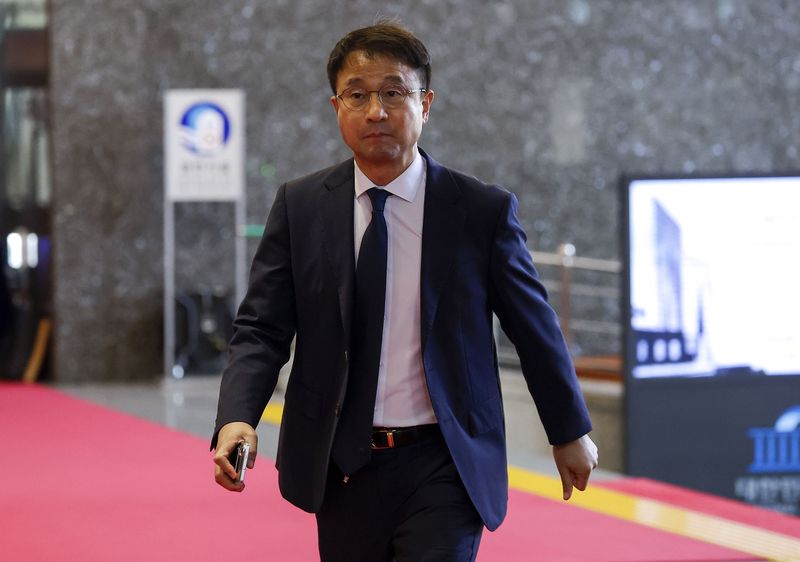 한병도 더불어민주당 원내대표가 9일 서울 여의도 국회에서 열린 더불어민주당 의원총회에 참석하고 있다. 뉴시스