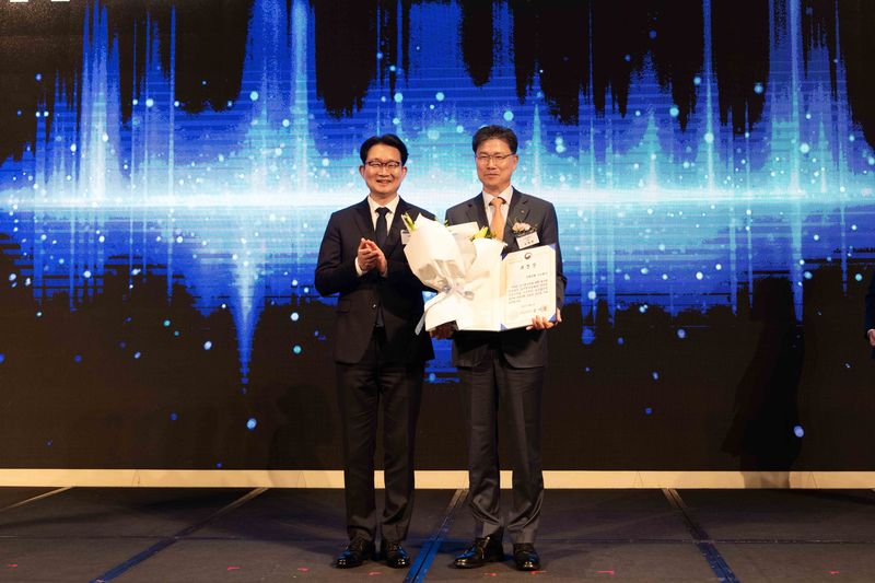 강태영 NH농협은행장(오른쪽)이 9일 농림축산식품부가 주최한 ‘2026 농식품 금융투자 로드쇼’에서 농림축산식품부 장관 표창 수상을 기념해 사진 촬영을 하고 있다. 농협은행 제공