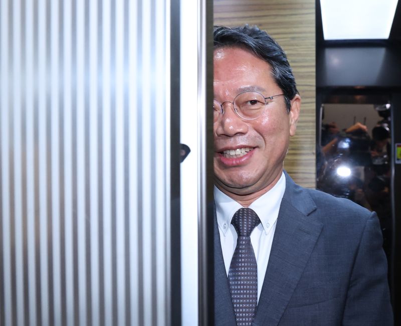 [서울=뉴시스] 조수정 기자 = 김승원 법무부 장관 후보자가 9일 오전 서울 종로구에 마련된 인사청문회 준비사무실로 출근하며 승강기에 탑승하고 있다. 2026.09.09, chocrystal@newsis.com