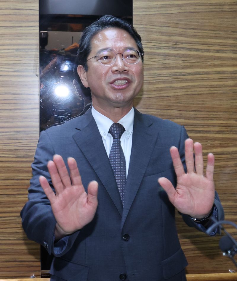 [서울=뉴시스] 조수정 기자 = 김승원 법무부 장관 후보자가 9일 오전 서울 종로구에 마련된 인사청문회 준비사무실로 출근하며 취재진에게 취재 자제를 요청 하고 있다. 2026.09.09. chocrystal@newsis.com