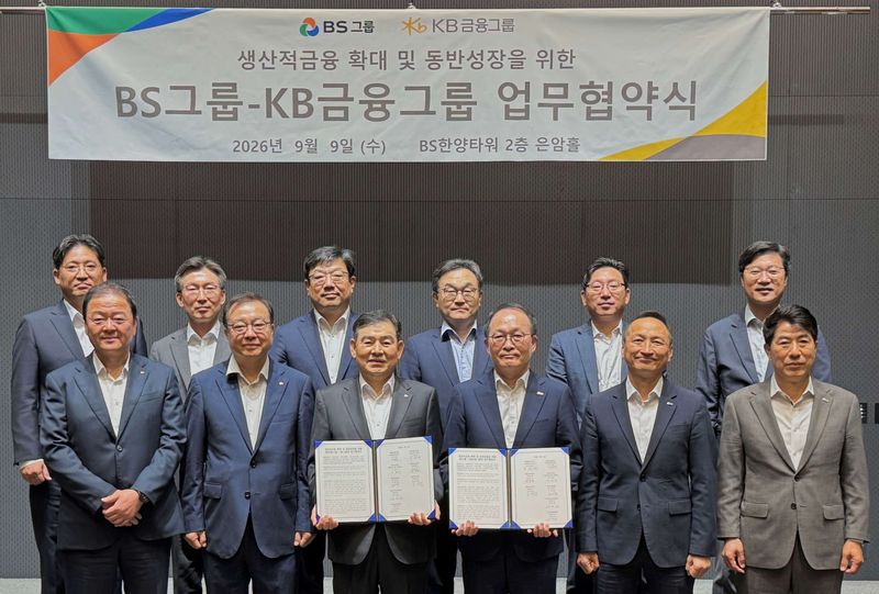 KB금융그룹이 9일 BS그룹과 신재생에너지와 에너지 인프라, 인공지능(AI) 데이터센터 등 핵심 인프라 분야를 중심으로 전략적 협력체계를 구축하기 위한 '생산적금융 확대 및 동반성장을 위한 업무협약(MOU)'을 체결했다. 이날 서울 송파구 BS한양타워에서 진행된 협약식에서 KB금융과 BS그룹 관계자들이 기념사진을 촬영하고 있다. KB금융그룹 제공