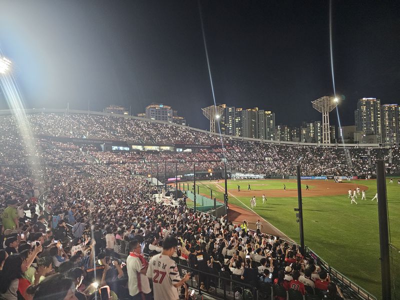 프로야구 경기가 열린 사직야구장에서 만원관중이 모여 응원하고 있는 모습. 사진=변옥환 기자