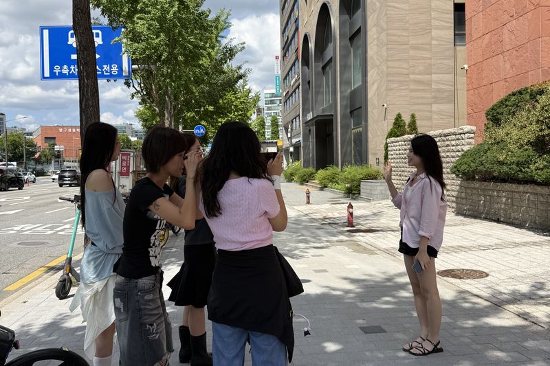 지난달 25일 LF 뉴미디어 파트 담당자들이 서울 강남구 본사 앞 공간에서 영상 촬영을 진행하고 있다. LF 제공