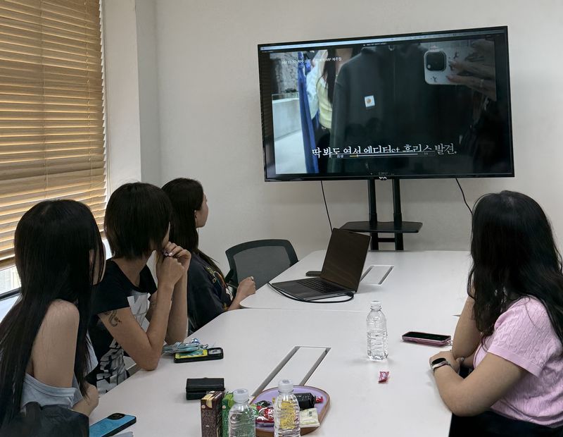 지난달 25일 서울 강남구 LF 본사에서 뉴미디어 파트 담당자들이 영상 시사회를 진행하고 있다. LF 제공