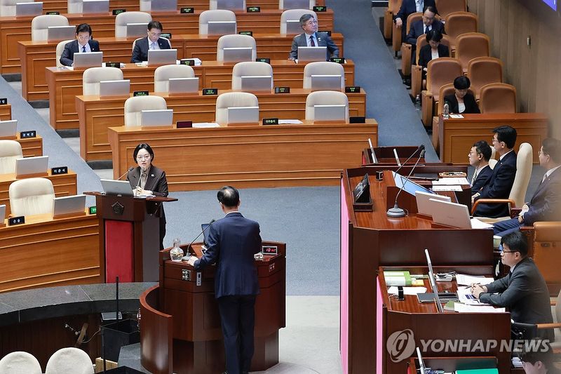 정치 분야 대정부질문, 답변하는 한성숙 국무총리 (출처=연합뉴스)