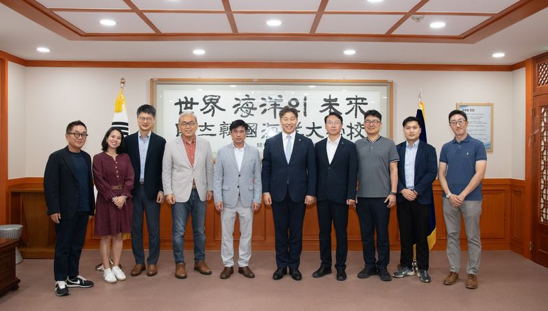 지난 7일 국립한국해양대를 방문한 베트남 호치민경제대학교 부이 꽝 훙 총장(왼쪽 다섯번째)이 류동근 총장(왼쪽 여섯번째)과 기념촬영을 하고 있다. 국립한국해양대 제공