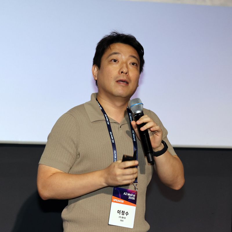 이정수 플리토 대표가 지난 9일 서울 송파구 롯데월드타워 롯데시네마에서 파이낸셜뉴스와 과학기술정보통신부가 공동 개최한 'AI월드 2026'에서 '데이터가 만드는 AI 경쟁력, 솔루션이 만드는 가치'를 주제로 발표하고 있다. 사진=서동일 기자