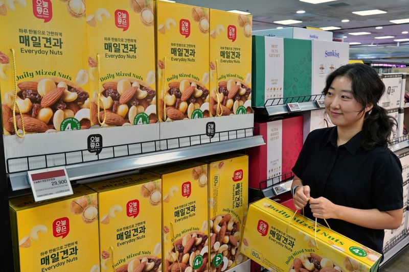 롯데마트 직원이 자체브랜드(PB) '오늘좋은' 명절 선물 세트를 바라보고 있다. 롯데마트 제공