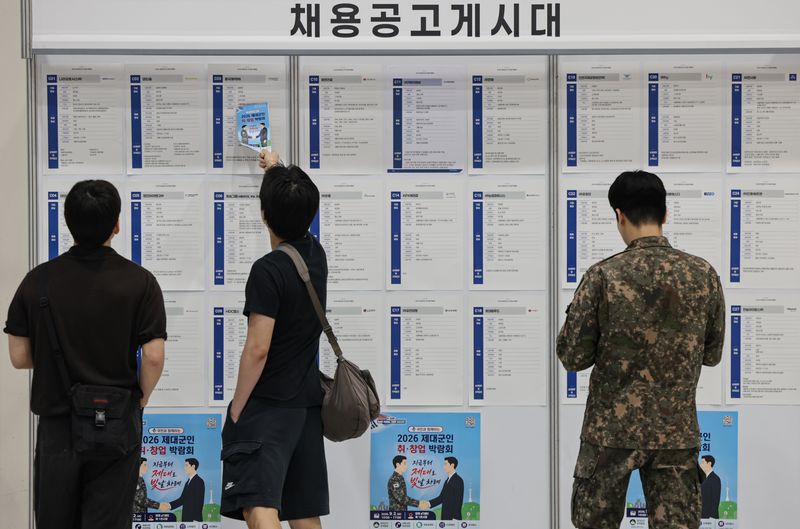 서울 서초구 aT센터에서 지난 2일 열린 '2026 제대군인 취·창업 박람회'에서 구직자들이 채용정보를 살펴보고 있다. 뉴스1