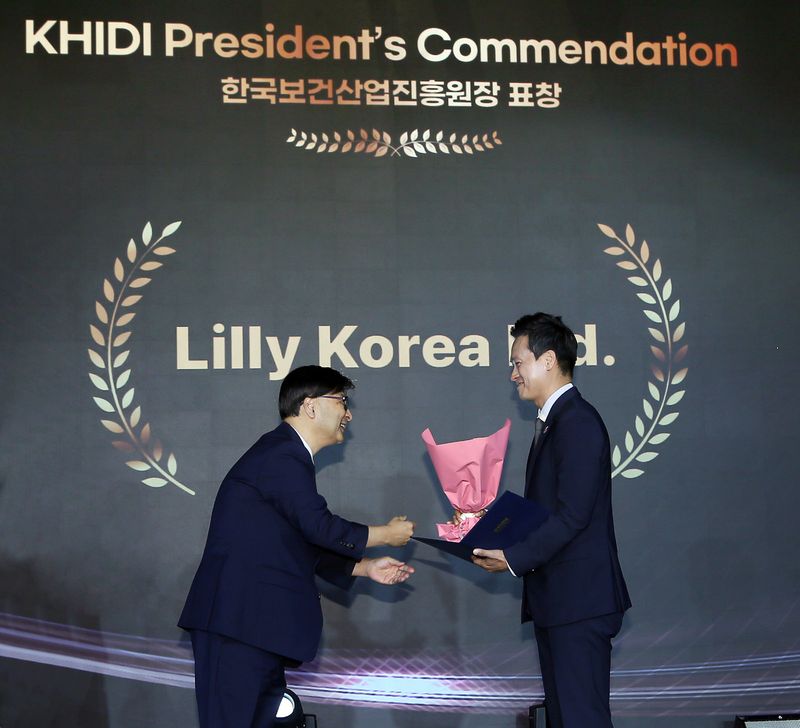 한국릴리 대외협력부 조재민 전무(오른쪽)가 9일 포시즌스 호텔 서울에서 열린 '2026 글로벌 오픈이노베이션 위크-바이오헬스'에서 고상백 한국보건산업진흥원장(왼쪽)으로부터 '2026 오픈이노베이션 활성화 유공 포상' 단체 부문 한국보건산업진흥원장 표창을 받고 있다. 한국릴리 제공