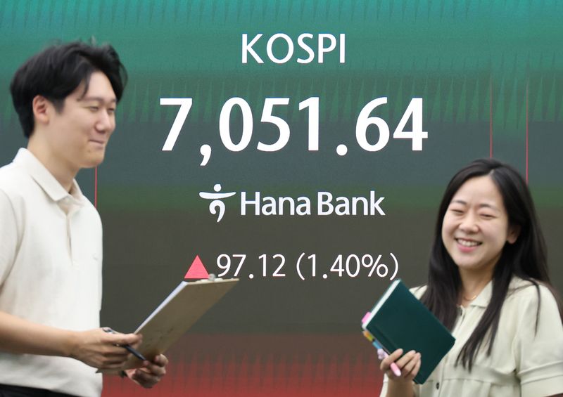 9일 서울 중구 하나은행 딜링룸 현황판에 코스피 종가가 표시돼있다. 이날 코스피는 전 거래일 대비 97.12p(1.40%) 오른 7051.64에 거래를 마쳤다. 연합뉴스