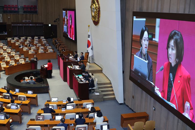 한성숙 국무총리(화면 왼쪽)가 9일 서울 여의도 국회에서 열린 제439회국회(정기회) 제5차 본회의 대정부 질문에서 정치에 관한 질문에 답변하고 있다. 뉴스1