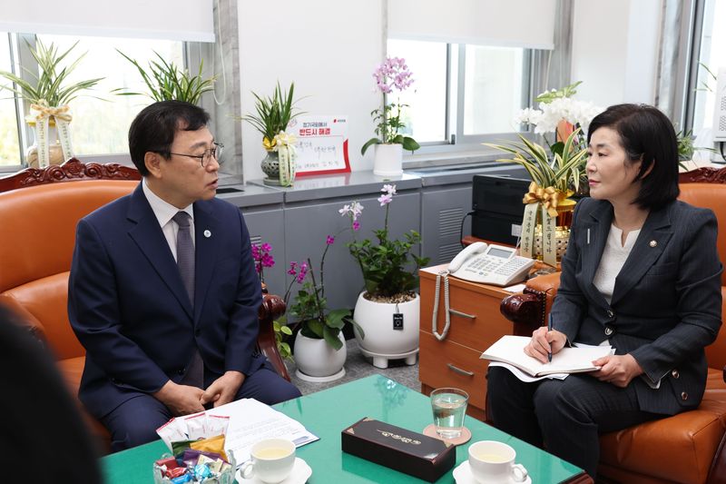 정근식 대한민국교육감협의회장(서울시교육감·왼쪽)이 9일 국회 본관 교육위원장실을 찾아 김희정 국회 교육위원장과 면담하며 정부의 지방교육재정교부금 개편안에 대한 국회 차원의 면밀한 심사를 요청하고 있다. 대한민국교육감협의회 제공