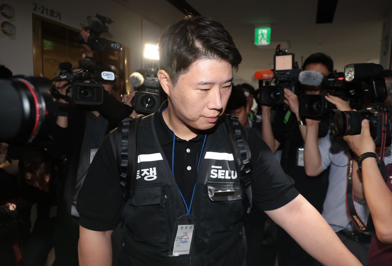 최승호 삼성그룹 초기업노동조합 삼성전자지부 위원장이 총파업 예고시점을 하루 앞둔 20일 정부세종청사 중앙노동위원회에서 노사협상 결렬에 따른 총파업 강행 입장을 밝힌 뒤 협상장을 떠나고 있다. /사진=뉴스1