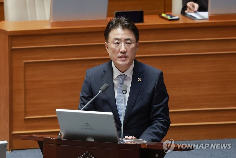 민주당 전용기 의원 질문에 답하는 이진수 법무장관 직무대행 (출처=연합뉴스)