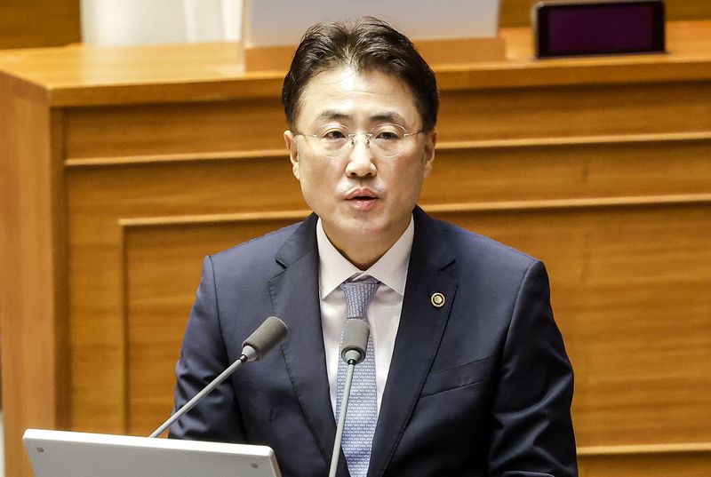 이진수 법무부장관 직무대행이 9일 서울 여의도 국회에서 열린 제439회국회(정기회) 5차 본회의 정치 분야 대정부질문에서 전용기 더불어민주당 의원의 질의에 답하고 있다. 뉴시스
