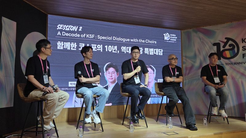 왼쪽부터 최지영 코스포 대표, 박재욱 3대 의장(쏘카·에이펙스모빌리티 대표), 김재원 코스포 의장(엘리스그룹 대표), 김봉진 1대 의장(現 그란데클립 대표·우아한형제들 창업자), 한상우 4대 의장(위즈돔 대표)가 대담하고 있다. 2026.9.9 뉴스1 ⓒ News1 김민석 기자