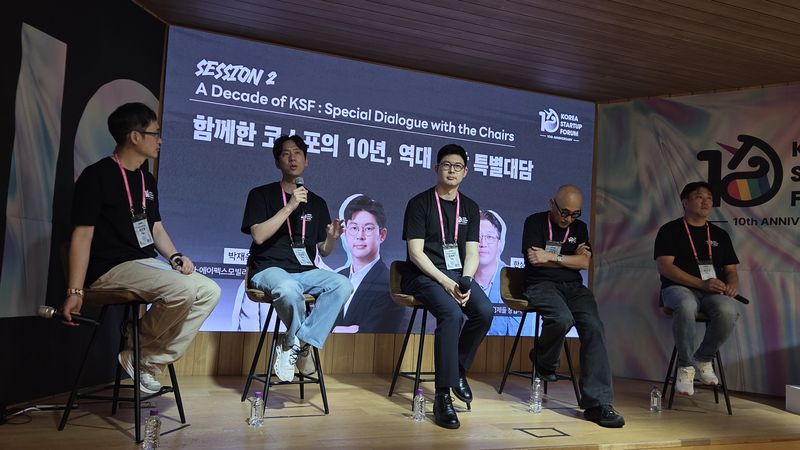 왼쪽부터 최지영 코스포 대표, 박재욱 3대 의장(쏘카·에이펙스모빌리티 대표), 김재원 코스포 의장(엘리스그룹 대표), 김봉진 1대 의장(現 그란데클립 대표·우아한형제들 창업자), 한상우 4대 의장(위즈돔 대표)가 대담하고 있다. 2026.9.9 뉴스1 ⓒ News1 김민석 기자