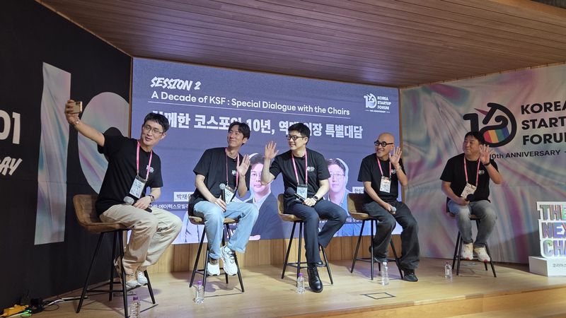 최지영 코스포 대표(왼쪽부터), 박재욱 3대 의장(쏘카·에이펙스모빌리티 대표), 김재원 코스포 의장(엘리스그룹 대표), 김봉진 1대 의장(現 그란데클립 대표·우아한형제들 창업자), 한상우 4대 의장(위즈돔 대표)이 9일 서울 강남구 팁스타운 S6에서 열린 '코스포 출범 10주년 기념 넥스트 챕터' 미디어데이 행사에서 셀피를 찍고 있다. 뉴스1