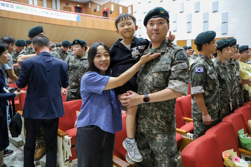 육군은 9일 전남 장성 육군보병학교에서 김규하(대장) 육군참모총장 주관으로 제2기 예비역 하사 임용식을 개최했다. 사진은 신임 예비역 하사가 가족들과 기념사진을 촬영하는 모습. 육군 제공