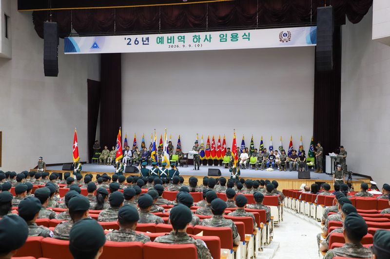 육군은 9일 전남 장성 육군보병학교에서 김규하(대장) 육군참모총장 주관으로 제2기 예비역 하사 임용식을 개최했다. 사진은 신임 예비역 하사들이 임용선서를 하는 모습. 육군 제공