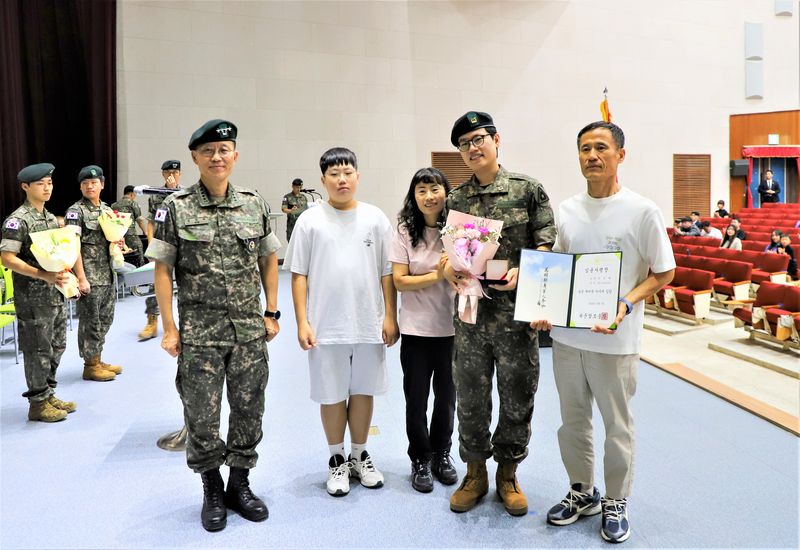육군은 9일 전남 장성 육군보병학교에서 김규하(대장) 육군참모총장 주관으로 제2기 예비역 하사 임용식을 개최했다. 사진은 육군참모총장과 신임 예비역 하사, 가족들이 기념사진을 촬영하고 있는 모습. 육군 제공