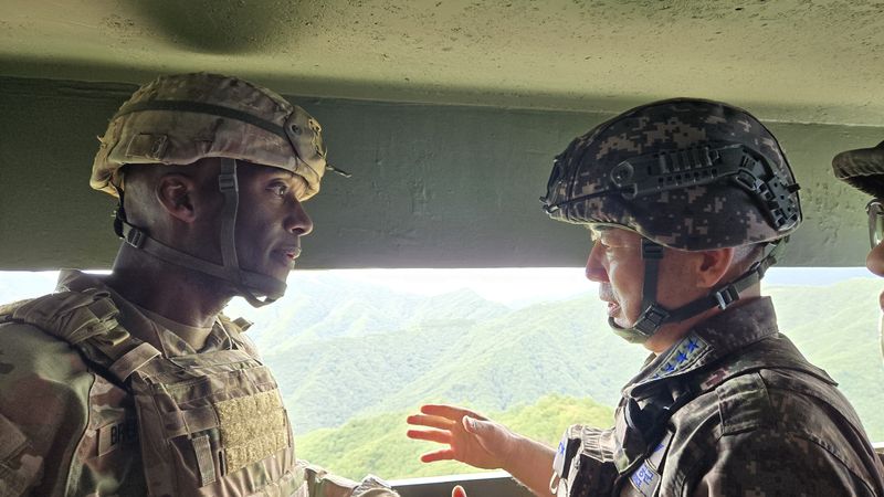 진영승 합참의장(오른쪽)과 제이비어 브런슨 유엔사·연합사·주한미군사령관이 지난 9일 동부전선 GP를 방문해 비무장지대 작전상황을 확인하고 있다. 합동참모본부 제공