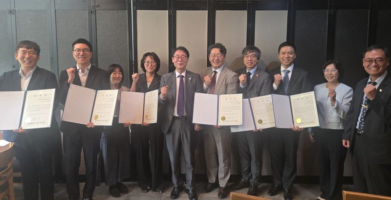 양덕순 제주대학교 총장과 새로 위촉된 고문변호사 등 참석자들이 8일 제주대학교에서 열린 ‘고문변호사 위촉장 수여식 및 간담회’를 마친 뒤 기념촬영을 하고 있다. 제주대는 소송·행정심판과 법령 해석, 계약서 검토 등 대학 운영 과정의 법률 현안에 대응하기 위해 변호사 7명을 위촉했다. 사진=제주대학교 제공