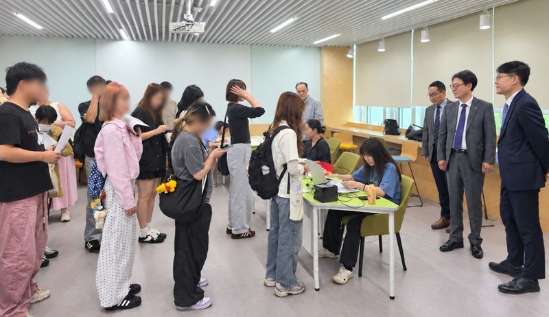 8일 제주대학교 교내에서 운영된 ‘이동 출입국 서비스’ 현장에서 신규 외국인 유학생들이 외국인등록을 위한 지문등록 절차를 기다리고 있다. 제주대와 제주출입국·외국인청은 신규 유학생과 어학연수생 239명을 대상으로 등록 절차와 체류 관련 행정업무를 지원했다. 사진=제주대학교 제공