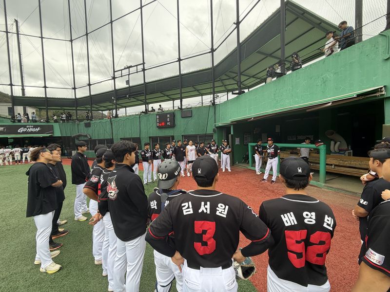울산 웨일즈가 9일 상동야구장에서 열린 롯데 자이언츠와의 시즌 10차전에서 14 대 4 대승을 거둔 후 감독과 선수들이 경기 총평 시간을 갖고 있다. 울산 웨일즈는 이날 승리로 남부리그 선두로 올라섰다. 창단 첫해 우승 기대감도 커지고 있다. 울산 웨일즈 제공