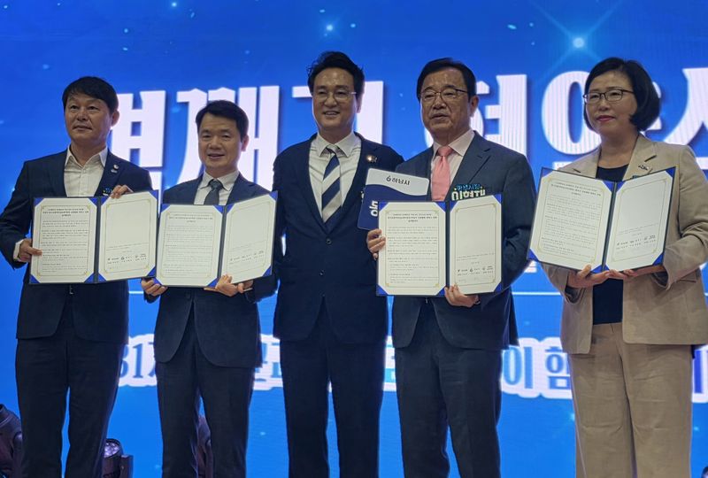 9일 오후 오산 원동초등학교 스포츠센터 체육관에서 열린 '상생협력 벽깨기 협약식'에서 안민석 경기도교육감(왼쪽 세 번째), 이현재 하남시장(왼쪽 네 번째)을 비롯한 관계자들이 기념 촬영을 하고 있다. 하남시 제공