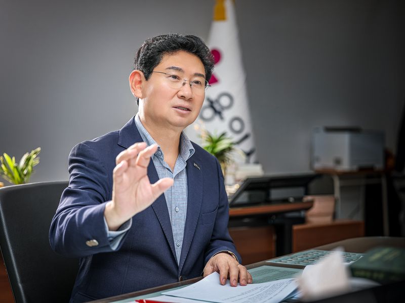 시 승격 30년 만에 첫 재선에 성공한 이상일 용인시장이 지난 7일 용인시청 집무실에서 본지 기자와 인터뷰를 하고 있다. 용인시 제공