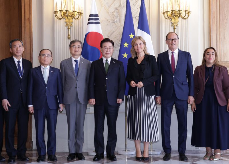 이재명 대통령과 브론 피베 프랑스 하원의장이 9일(현지시간) 파리 하원의장 공관에서 참석자들과 기념촬영을 하고 있다. 뉴스1