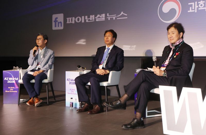 9일 서울 송파구 롯데월드타워 롯데시네마에서 파이낸셜뉴스와 과학기술정보통신부가 공동 개최한 'AI월드 2026'에서 최경진 한국인공지능법학회장(왼쪽부터), 최장혁 서울대학교 공과대학 전기정보공학부 특임교수, 안젤리나 콴 퓨처 네이티브 공동창업자 겸 최고리스크·컴플라이언스 책임자가 'AI for Industry'를 주제로 토론을 하고 있다. 사진=박범준 기자