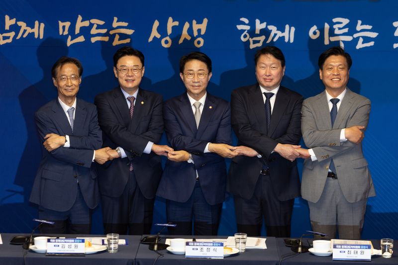 유동수 국회 정무위원회 위원장(왼쪽부터), 김성원 산업통상자원중소벤처기업위원회 위원장, 조정식 국회의장, 최태원 대한상공회의소 회장, 조승래 재정경제기획위원회 위원장이 9일 국회 사랑재에서 열린 '국회 경제대도약위원회 출범식'에서 기념촬영을 하고 있다. 뉴스1