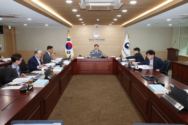 [서울=뉴시스]김종철 방송미디어통신위원장(가운데)이 9일 정부과천청사에서 '2026년 제34차 전체회의'를 진행하고 있다. (사진=방송미디어통신위원회 제공) 2026.09.09. photo@newsis.com