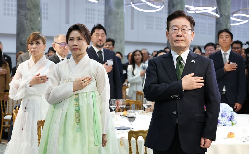 프랑스를 국빈 방문 중인 이재명 대통령과 김혜경 여사가 9일(현지시간) 파리 한 호텔에서 열린 동포 오찬간담회에서 국민의례를 하고 있다. 뉴스1