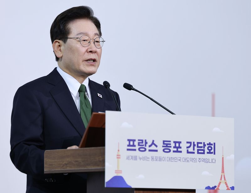 프랑스를 국빈 방문 중인 이재명 대통령이 9일(현지시간) 파리 한 호텔에서 열린 동포 오찬간담회에서 인사말을 하고 있다. 뉴스1