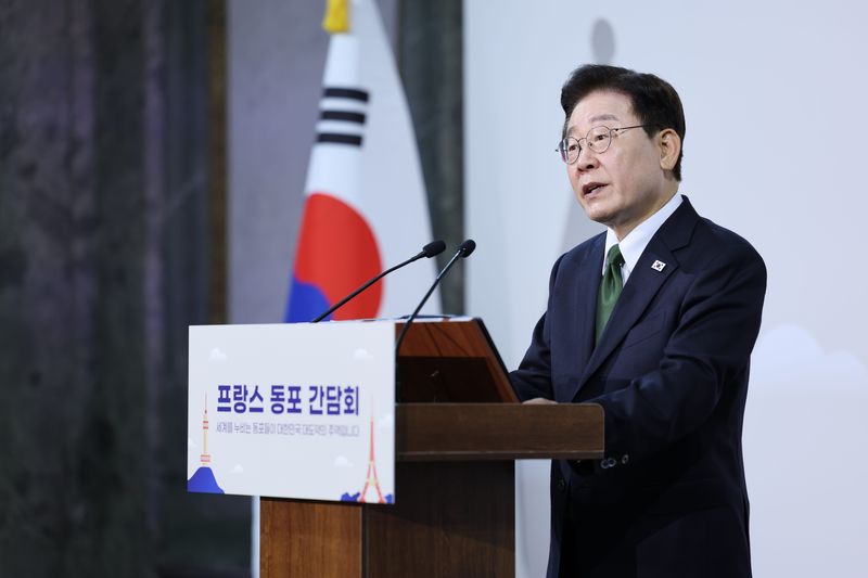 이재명 대통령이 9일(현지시간) 프랑스 파리 한 호텔에서 열린 동포 오찬간담회에서 격려사를 하고 있다. 연합뉴스