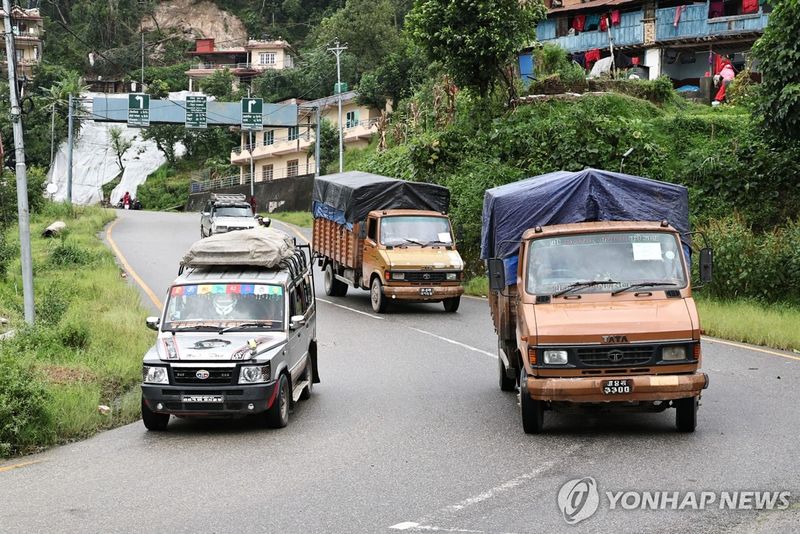 베이스캠프에서 카트만두로 이동하는 한국구호대 트럭 (출처=연합뉴스)