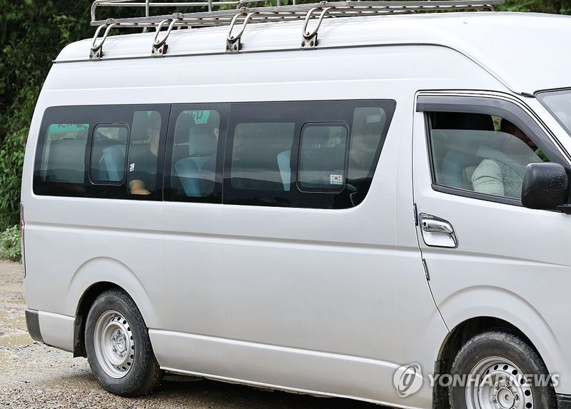 베이스캠프 떠나 카트만두로 이동하는 한국구호대 (출처=연합뉴스)